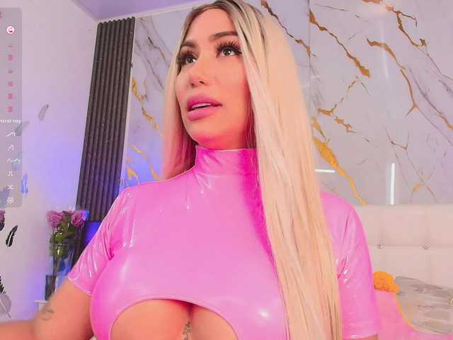 EmilyLeah's BongaCams show and profile