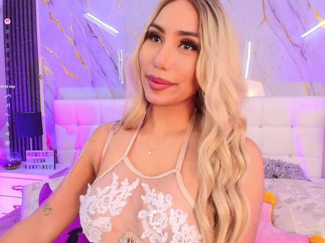 EmilyLeah's BongaCams show and profile