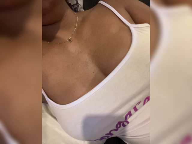 EmilyLeah's BongaCams show and profile