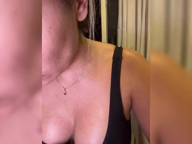 EmilyLeah's BongaCams show and profile