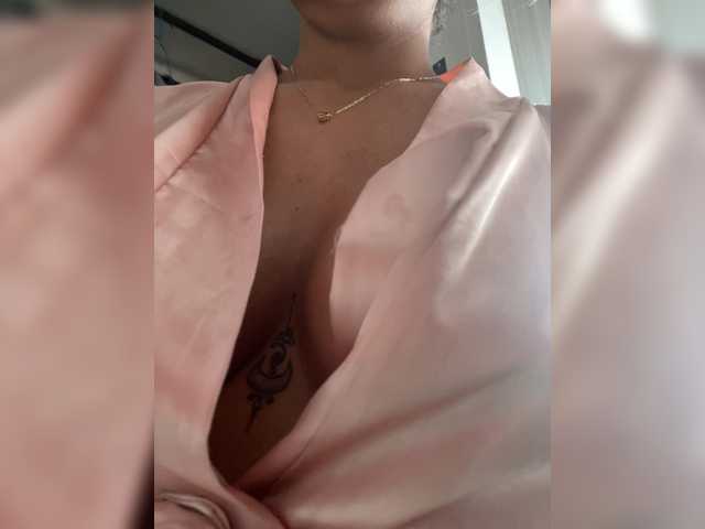 EmilyLeah's BongaCams show and profile