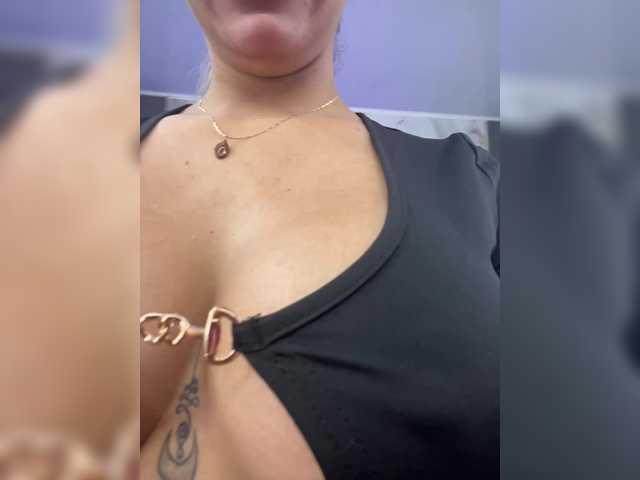 EmilyLeah's BongaCams show and profile