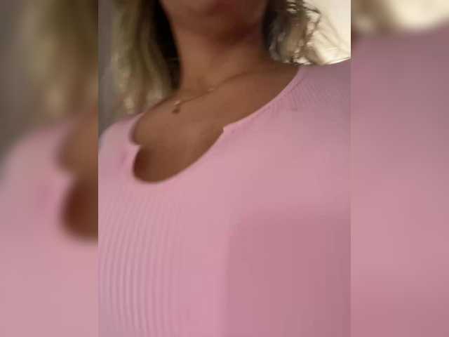 EmilyLeah's BongaCams show and profile