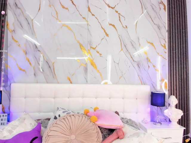 EmilyLeah's BongaCams show and profile