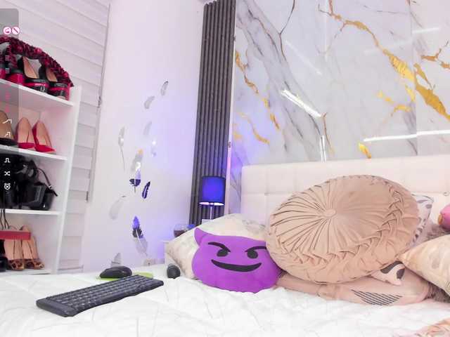 EmilyLeah's BongaCams show and profile