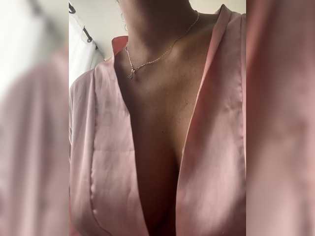 EmilyLeah's BongaCams show and profile