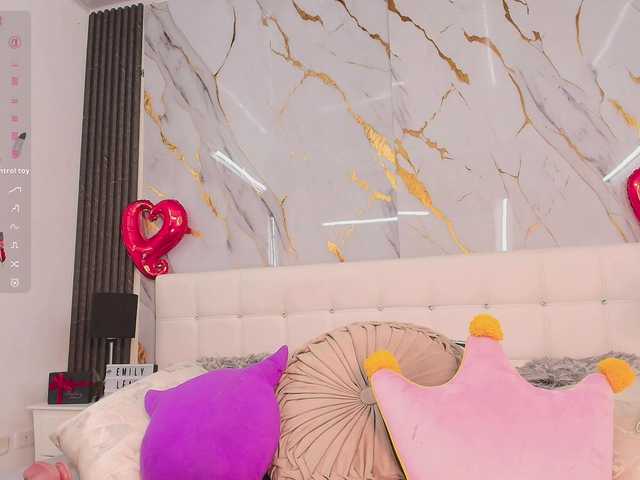 EmilyLeah's BongaCams show and profile