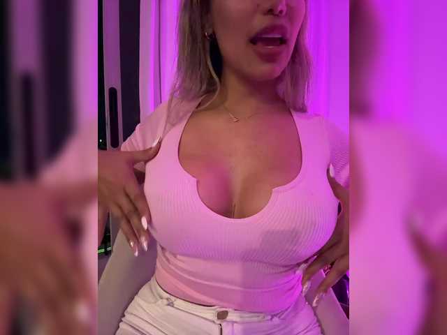 EmilyLeah's BongaCams show and profile