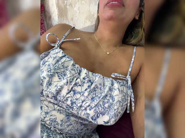 EmilyLeah's BongaCams show and profile