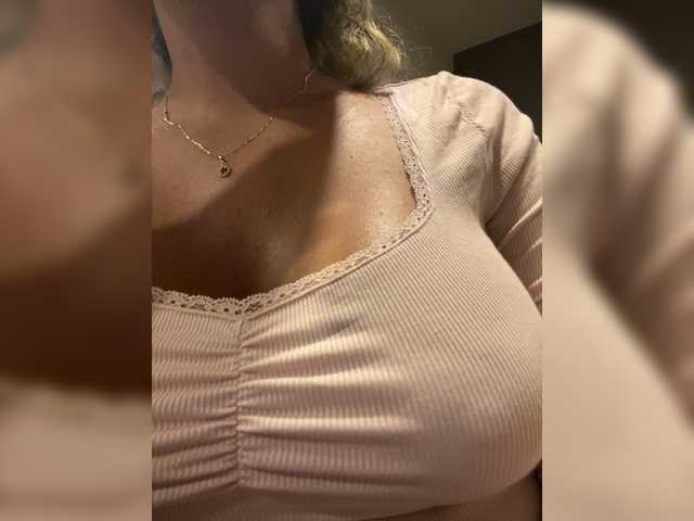 EmilyLeah's BongaCams show and profile