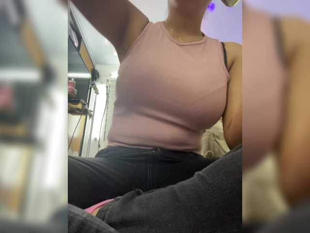 EmilyLeah's BongaCams show and profile