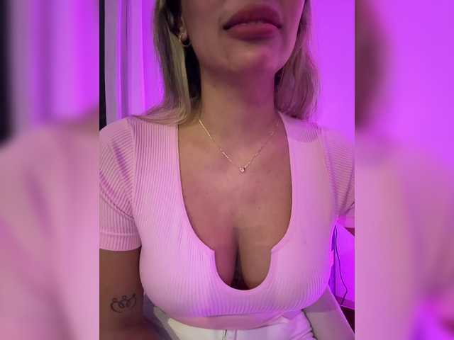 EmilyLeah's BongaCams show and profile