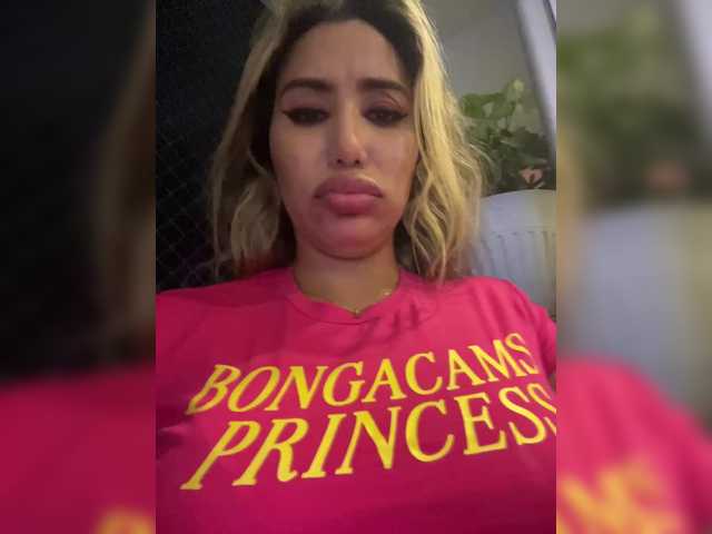 EmilyLeah's BongaCams show and profile