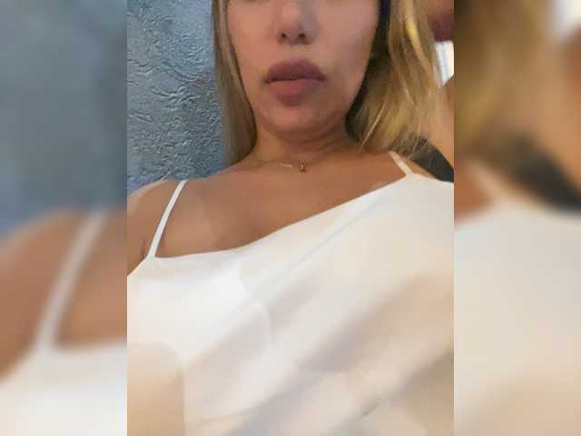 EmilyLeah's BongaCams show and profile