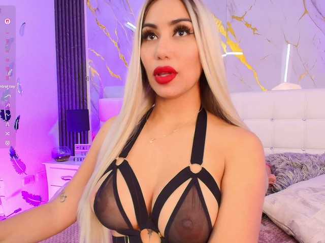 EmilyLeah's BongaCams show and profile