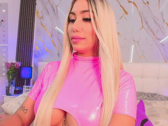 EmilyLeah's BongaCams show and profile