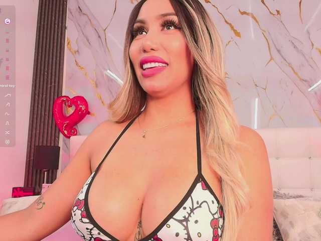 EmilyLeah's BongaCams show and profile