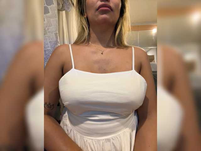 EmilyLeah's BongaCams show and profile