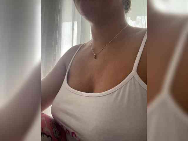 EmilyLeah Live Webcam on BongaCams