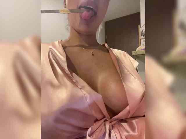 EmilyLeah Live Webcam on BongaCams