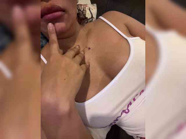 EmilyLeah Live Webcam on BongaCams