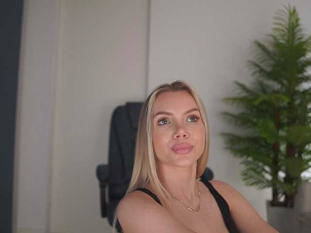 Yvonna's BongaCams show and profile