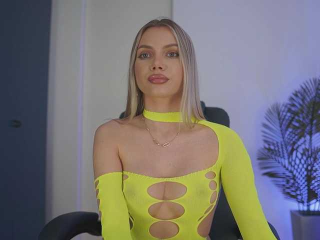 Yvonna's BongaCams show and profile