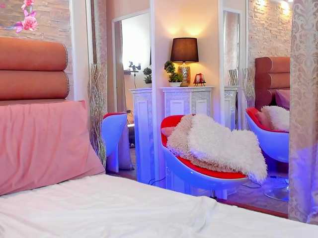 go to chat with ArianaCroft