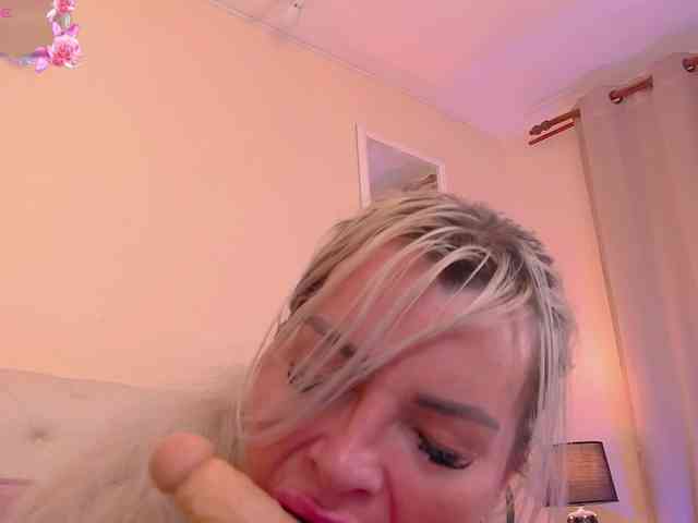 ArianaCroft webcam