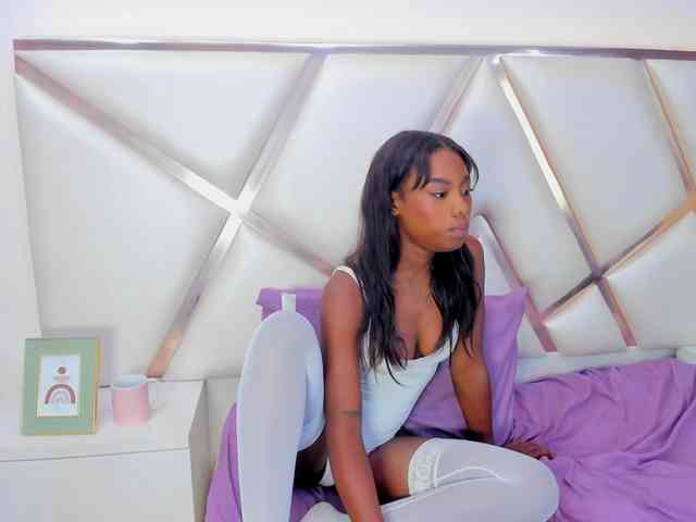 Ebonymore06 webcam