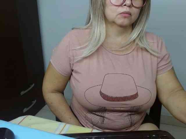 LolytaWOMAN webcam