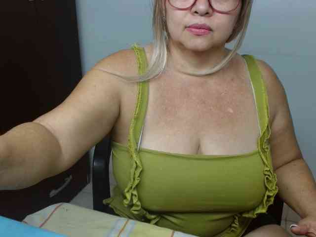 LolytaWOMAN webcam