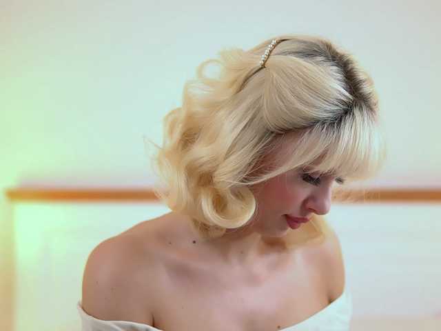 AdelineKing's BongaCams show and profile