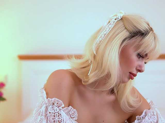 AdelineKing's BongaCams show and profile