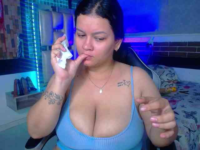 KrissSweetBoobs webcam