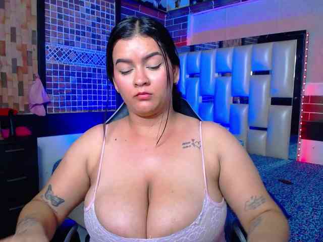KrissSweetBoobs webcam
