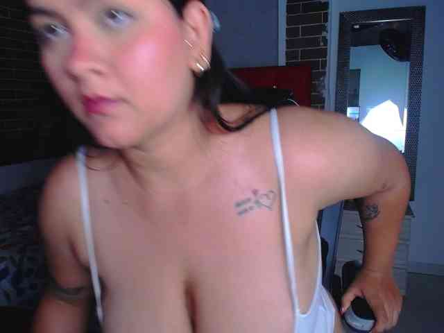 KrissSweetBoobs webcam