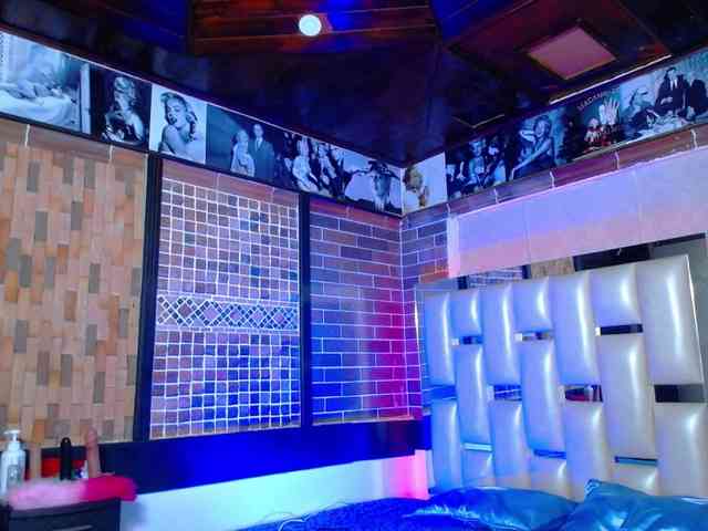 KrissSweetBoobs webcam