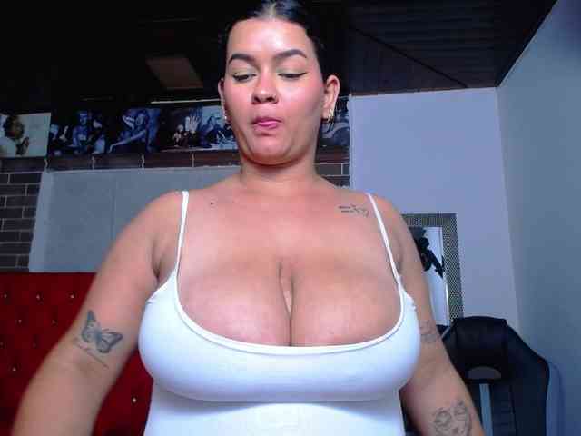 KrissSweetBoobs webcam