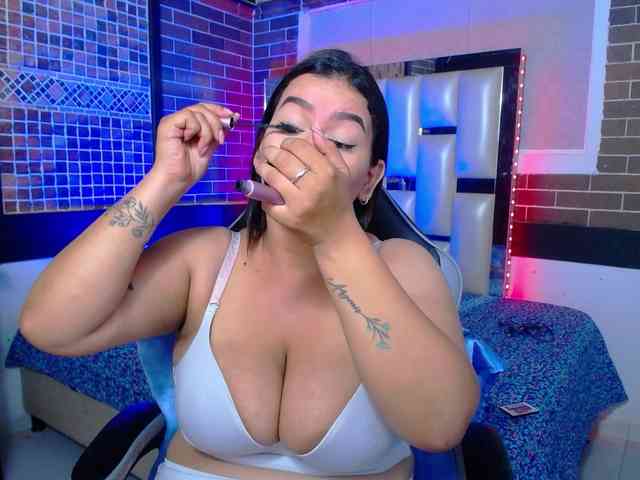 KrissSweetBoobs webcam