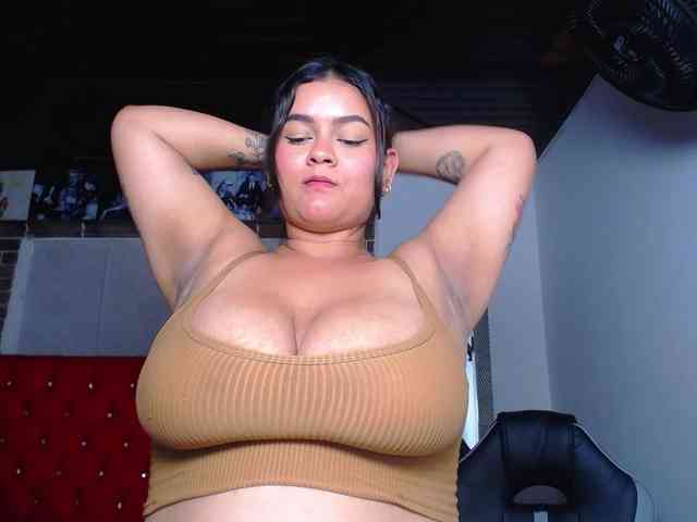 KrissSweetBoobs webcam