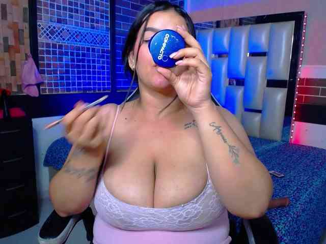 KrissSweetBoobs webcam