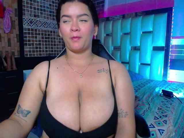 KrissSweetBoobs webcam