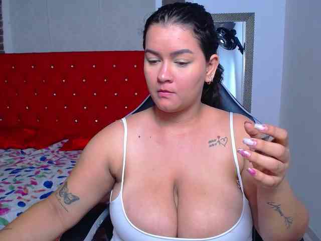 KrissSweetBoobs webcam