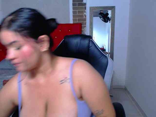 KrissSweetBoobs webcam