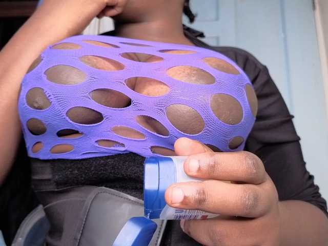 bigzonroe24's BongaCams show and profile