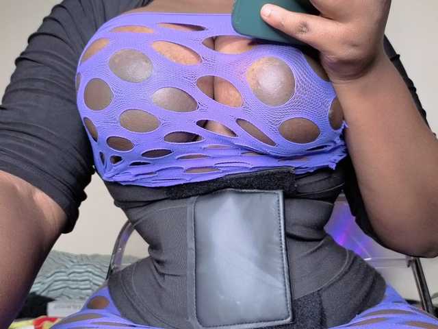 bigzonroe24's BongaCams show and profile