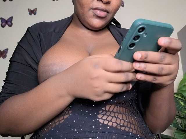 bigzonroe24's BongaCams show and profile