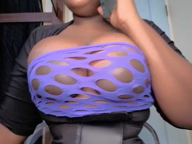 bigzonroe24's BongaCams show and profile