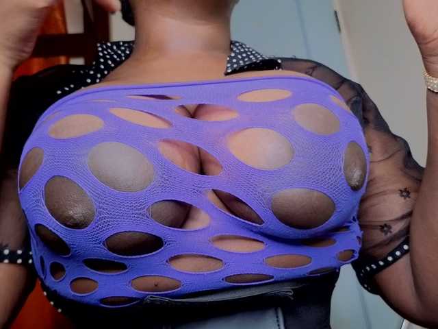 bigzonroe24's BongaCams show and profile